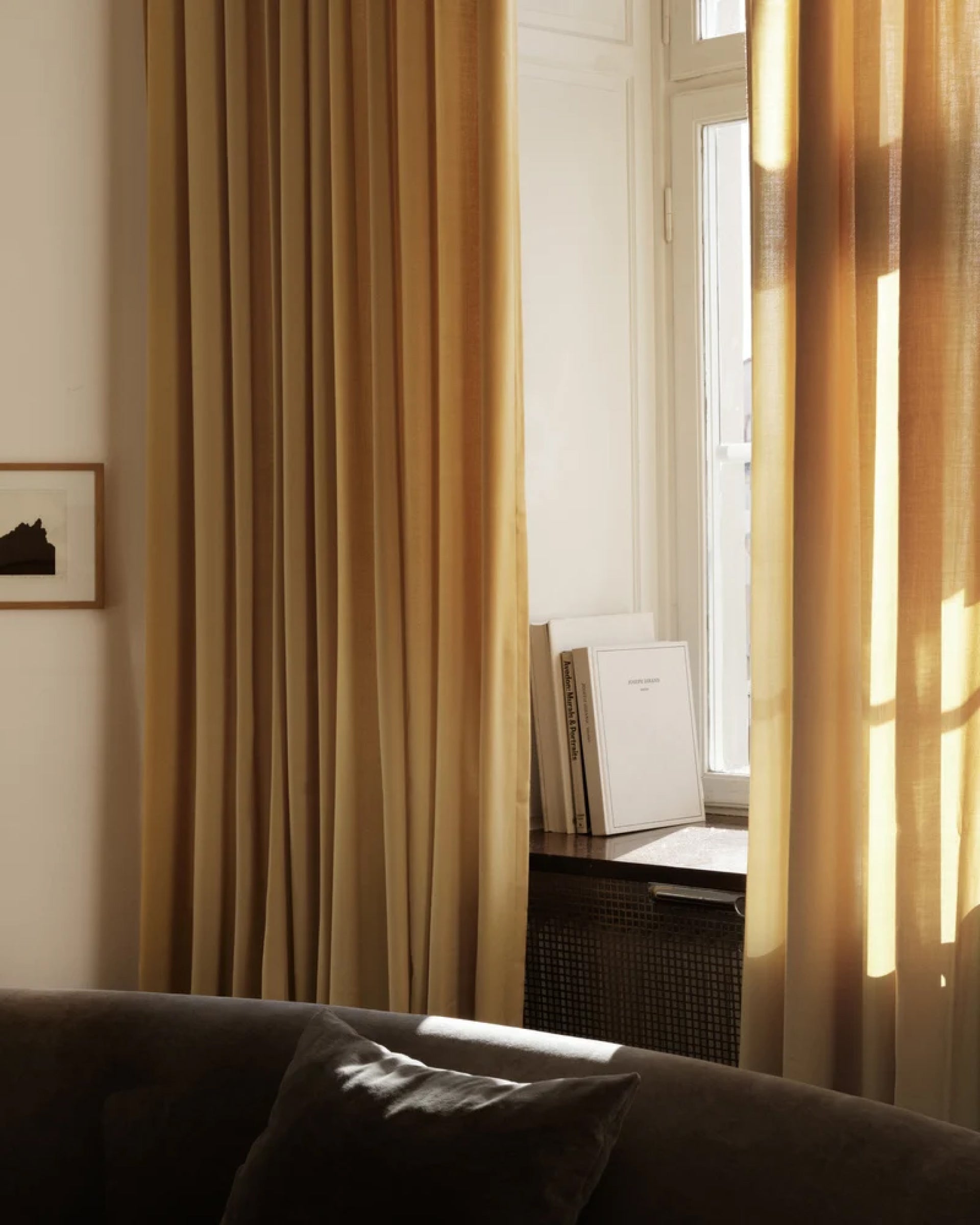 Essentials,  Leo Curtain